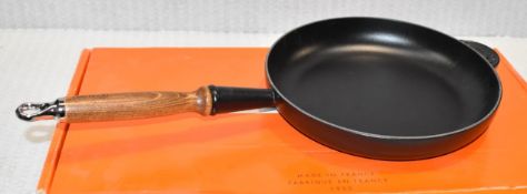 1 x LE CREUSET Enamelled Cast Iron 26cm Wooden Handle Frying Pan In Black - Original RRP £135.00