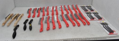 32 x Wire And Nylon Brushes - Ref: HW159/HWP2 - CL911 - Location: Altrincham WA14Condition: New/