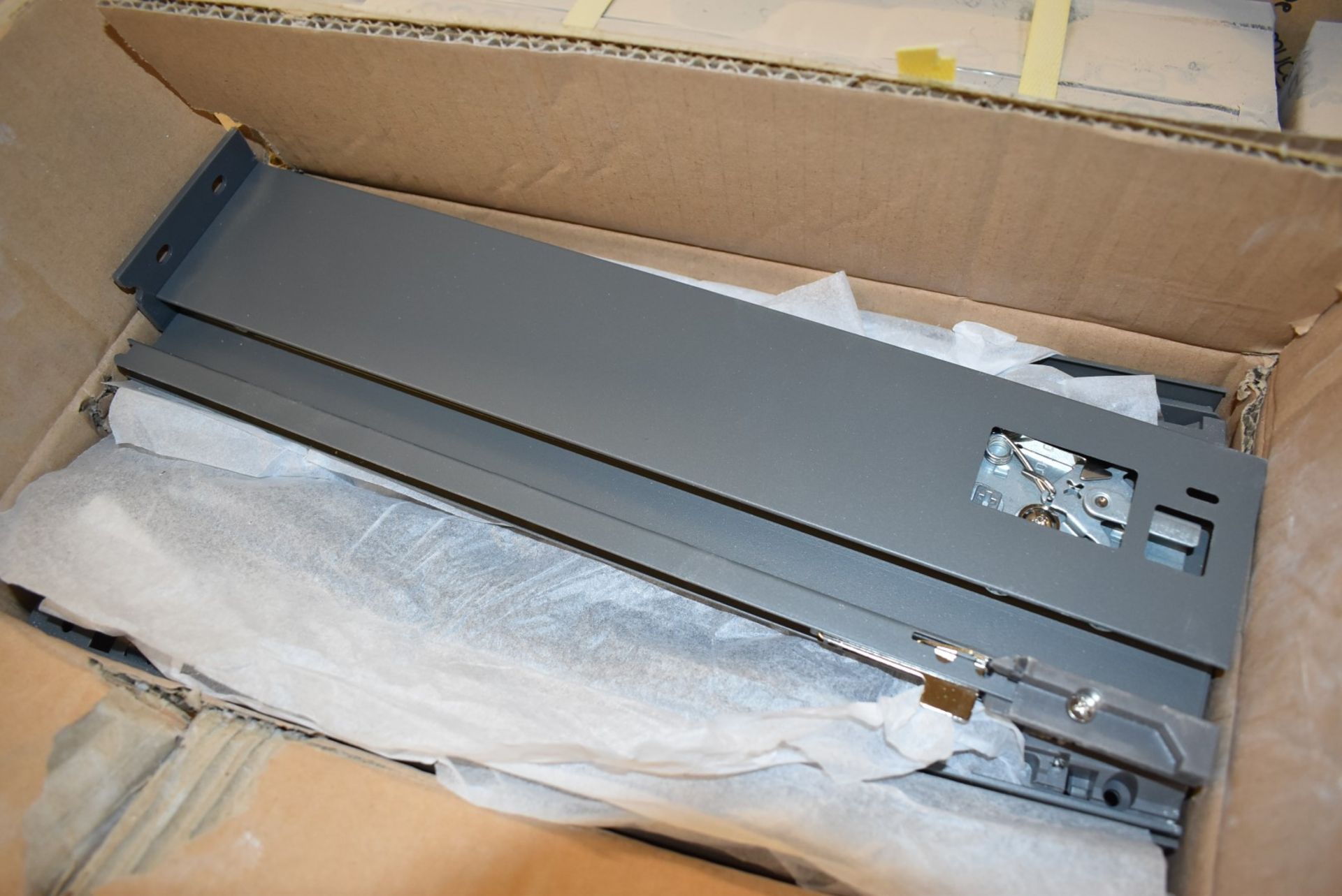 20 x Emuca Convex Metal Drawer Side Kits - Includes 1 x Box of 20 x Left and 1 x Box of 20 x Right - Image 3 of 5