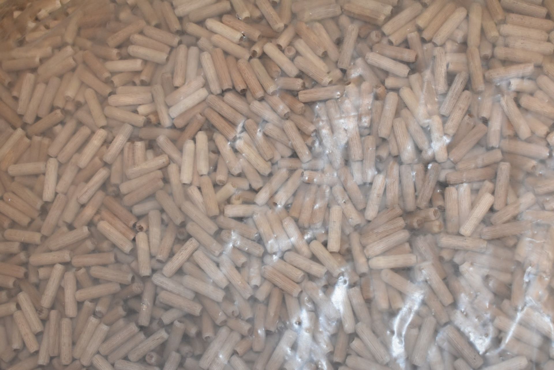 30,000 x Wood Dowels - Size: 8 x 30 - Includes 1 x Pack of 30,000 x Dowels - Image 2 of 3