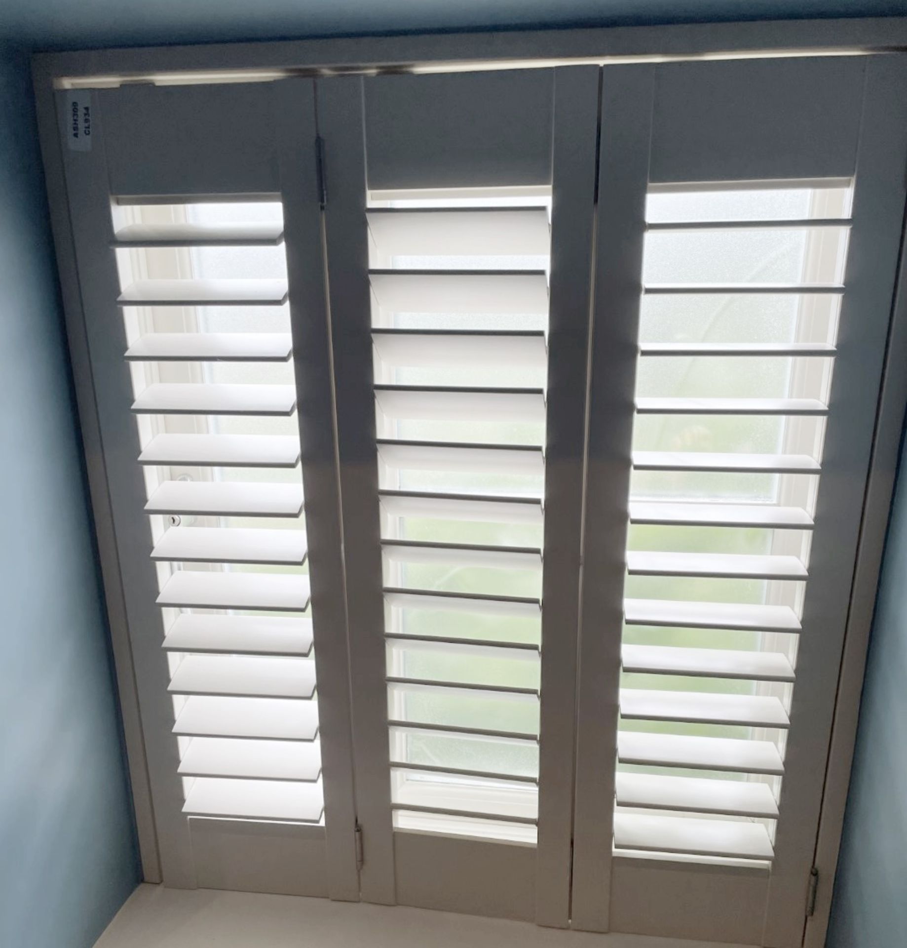1 x Bespoke 3-Fold Wooden Window Shutter in White - NO VAT ON THE HAMMER - Image 2 of 5