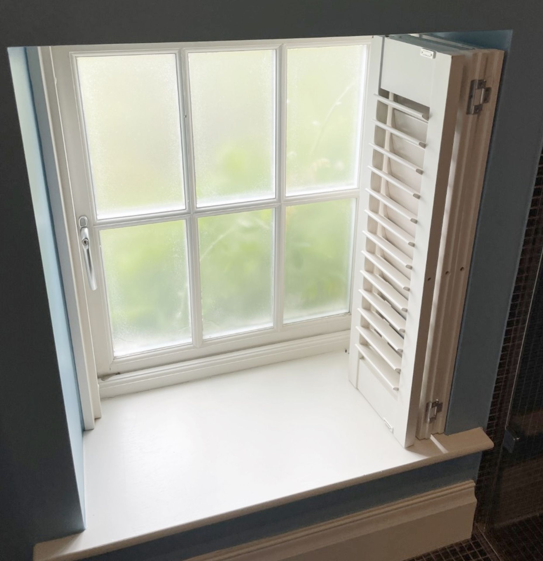 1 x Bespoke 3-Fold Wooden Window Shutter in White - NO VAT ON THE HAMMER - Image 3 of 5