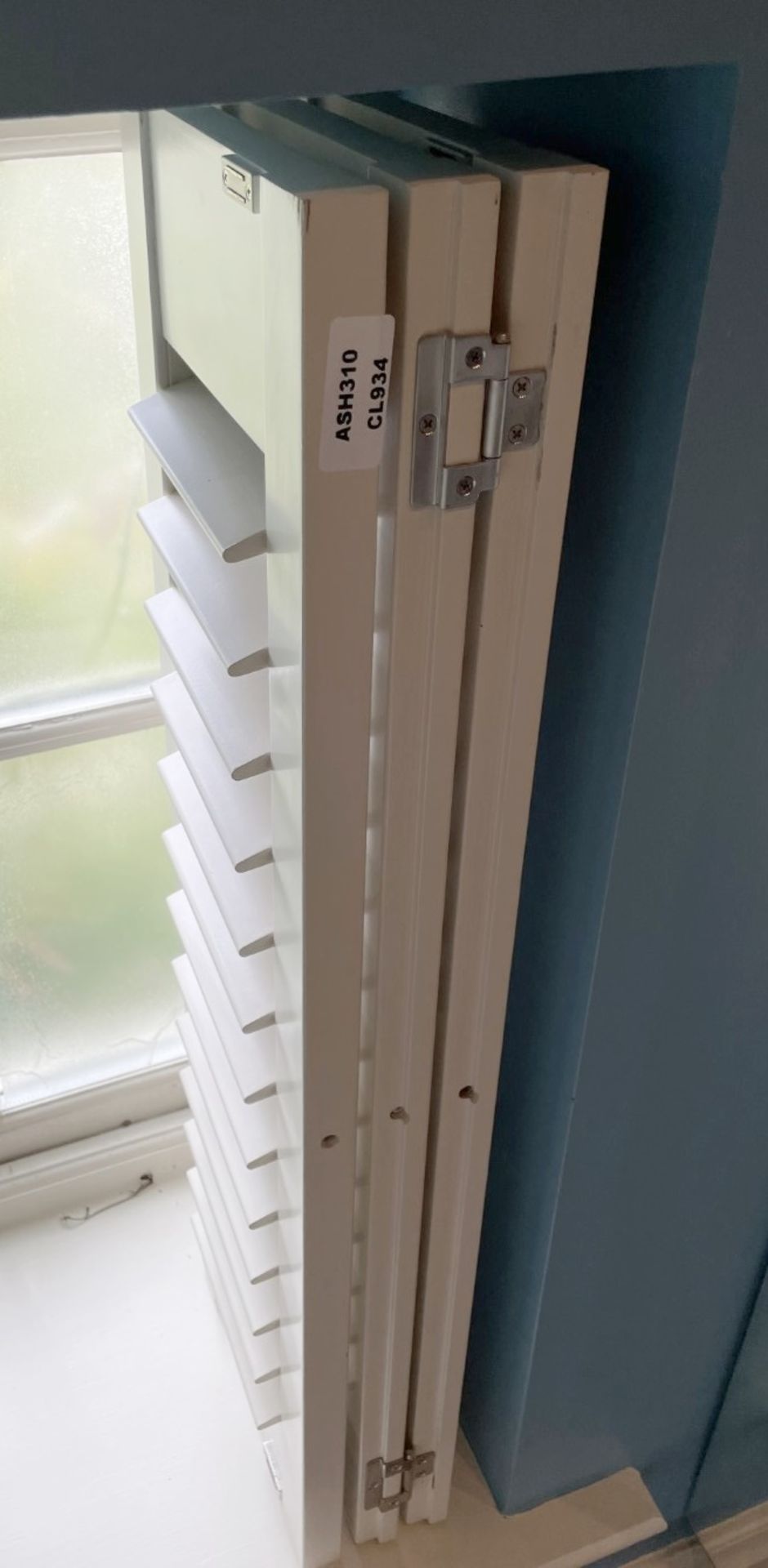 1 x Bespoke 3-Fold Wooden Window Shutter in White - NO VAT ON THE HAMMER - Image 5 of 5