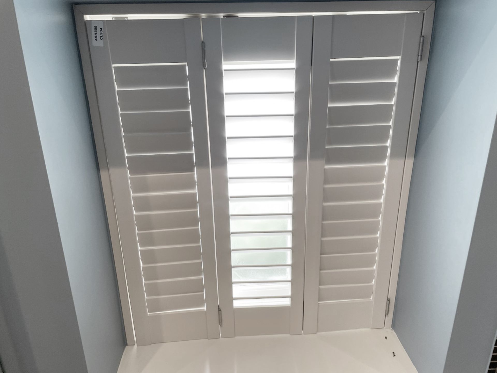1 x Bespoke 3-Fold Wooden Window Shutter in White - NO VAT ON THE HAMMER