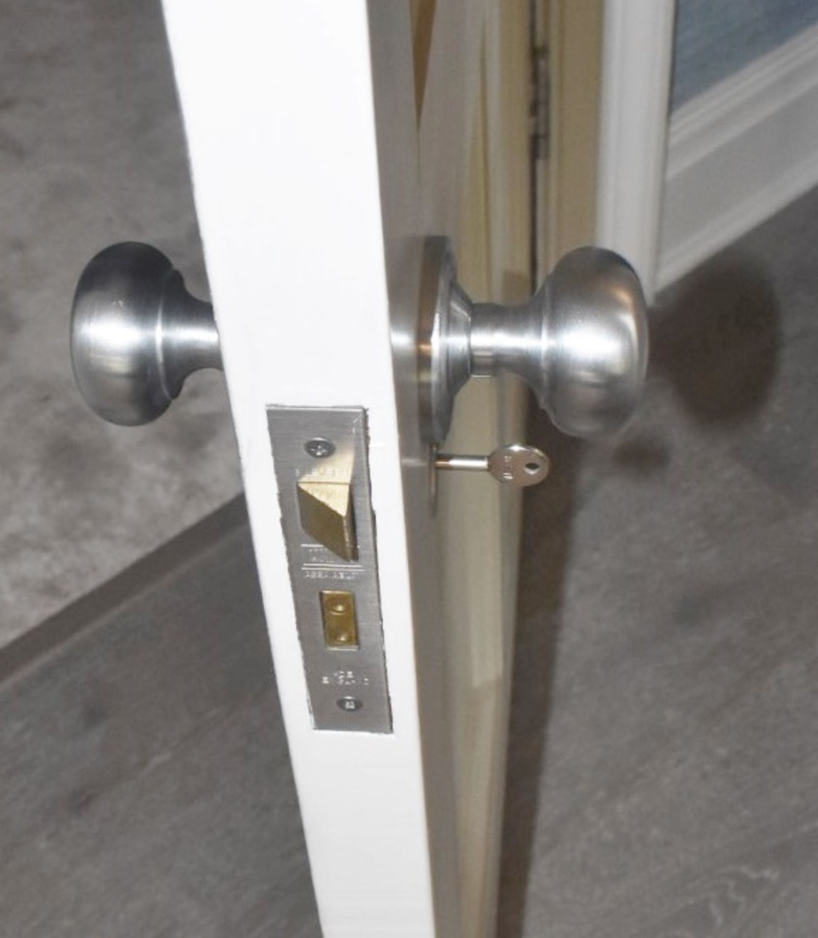 1 x Solid Wood Lockable Painted Internal Door - Includes Hinges and Handles - NO VAT ON THE HAMMER - Image 4 of 5