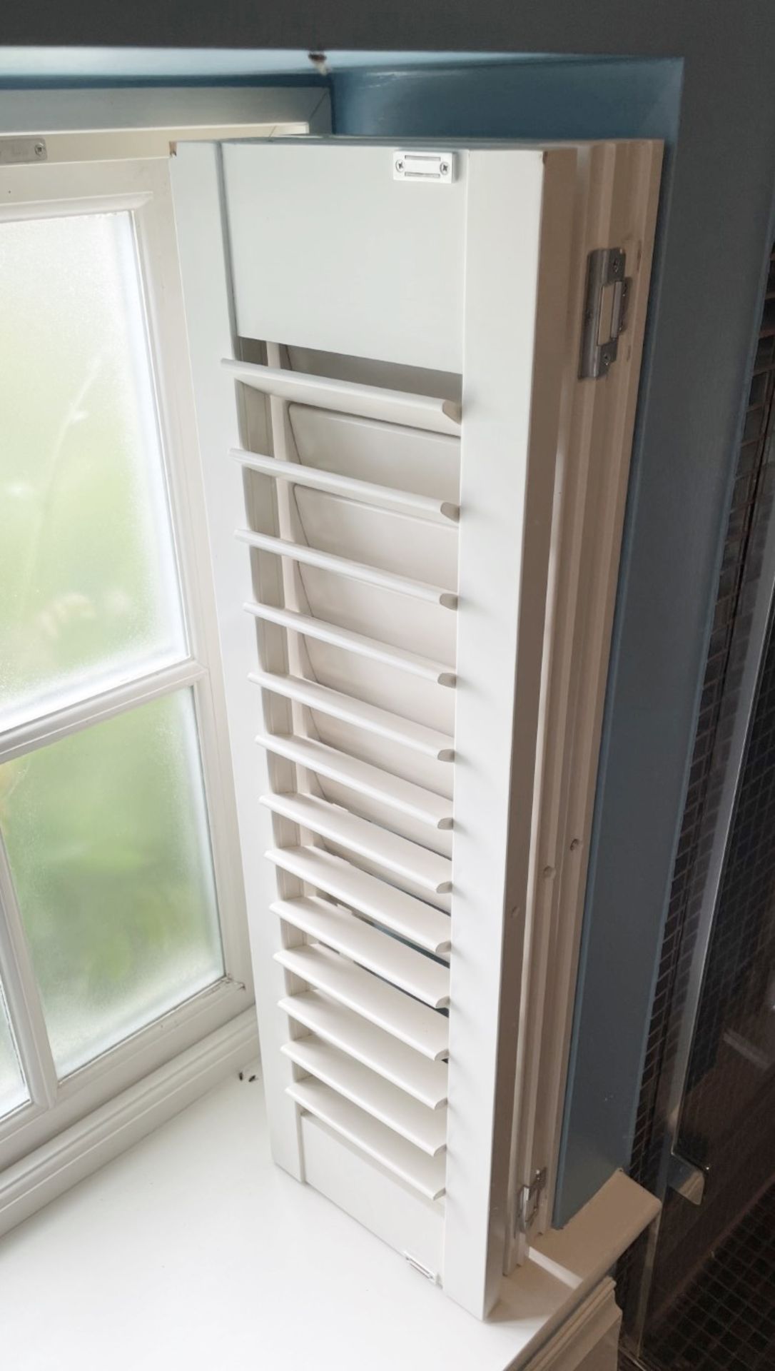1 x Bespoke 3-Fold Wooden Window Shutter in White - NO VAT ON THE HAMMER - Image 4 of 5