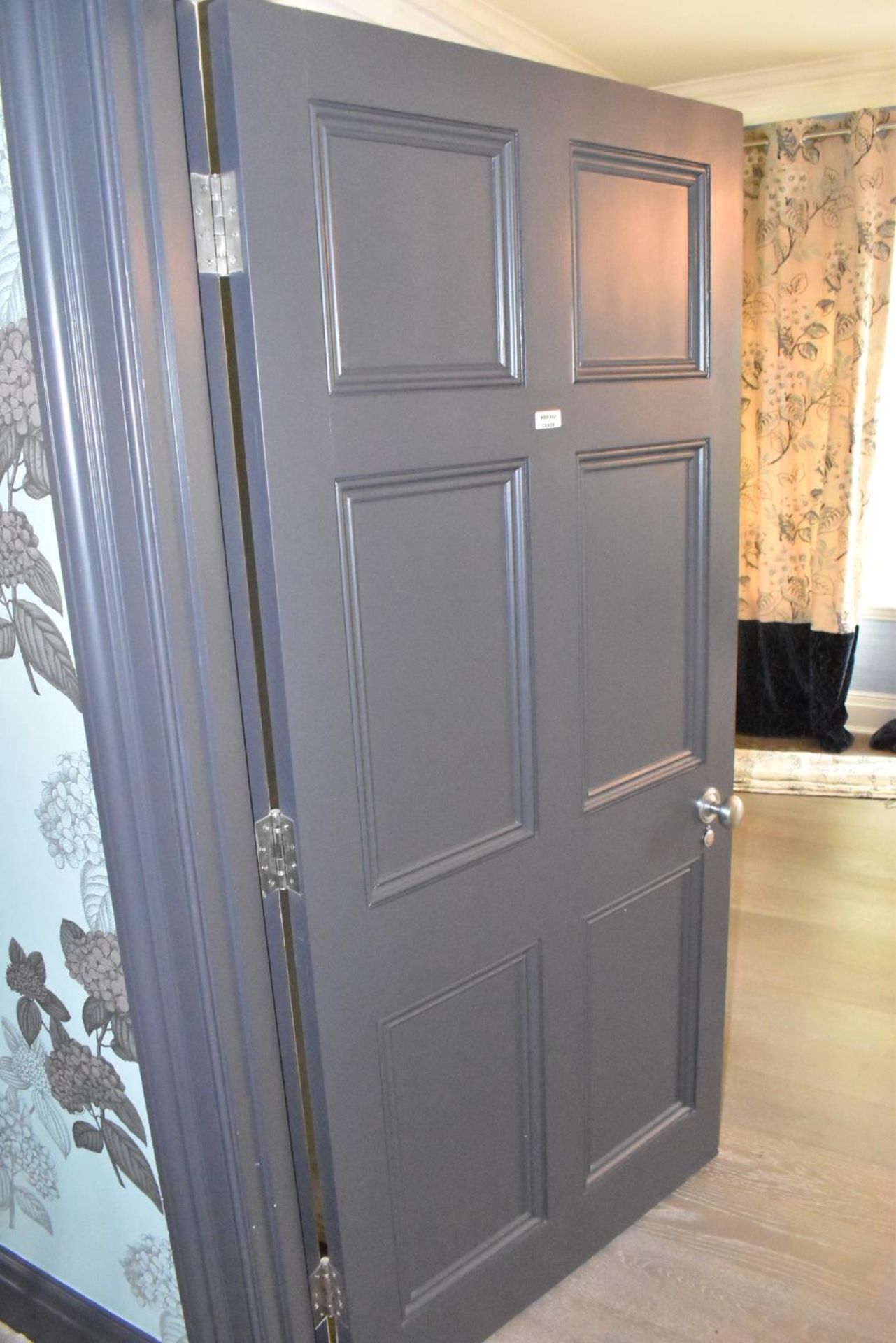 1 x Solid Wood Lockable Painted Internal Door - Includes Hinges and Handles - NO VAT ON THE HAMMER