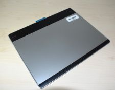 1 x Intuos Pen & Touch Medium Pen Tablet - Model CTH-680282