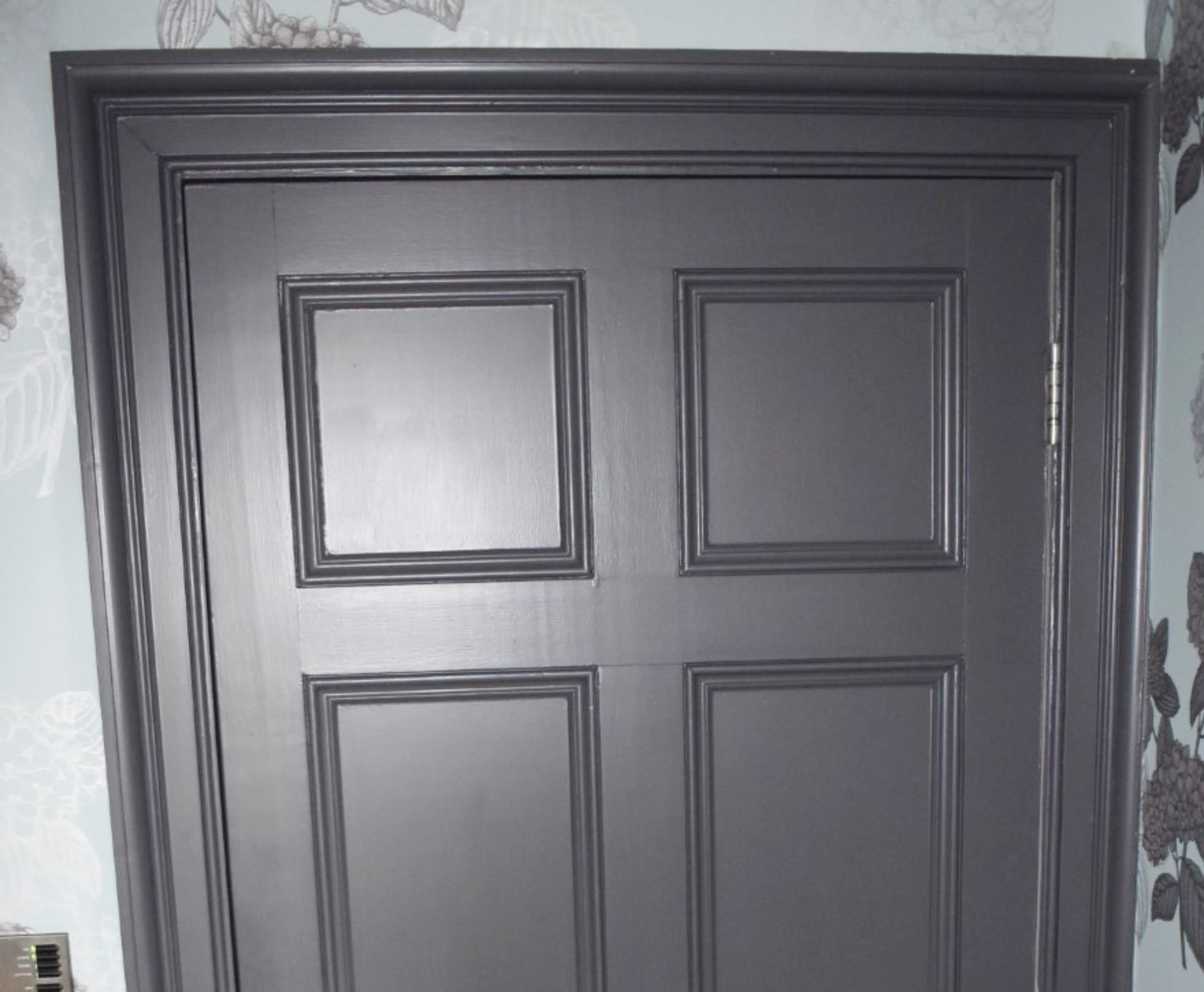 1 x Solid Wood Lockable Painted Internal Bathroom Door - Includes Hinges and Handles - Ref: ASH134/ - Image 4 of 4
