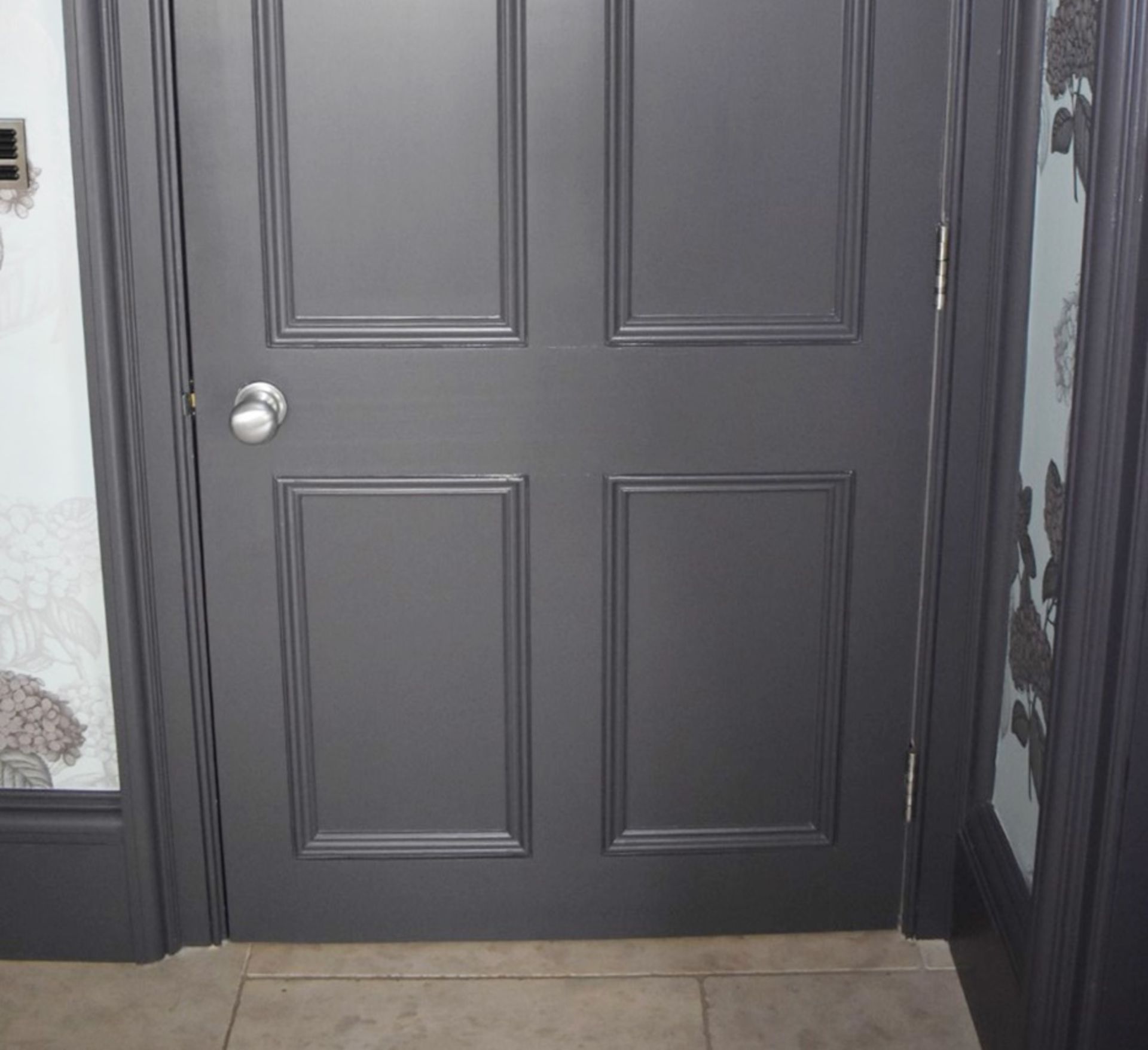 1 x Solid Wood Lockable Painted Internal Bathroom Door - Includes Hinges and Handles - Ref: ASH134/ - Image 3 of 4