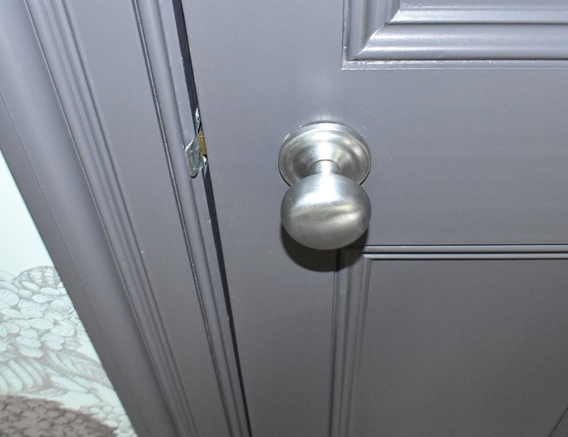 1 x Solid Wood Lockable Painted Internal Bathroom Door - Includes Hinges and Handles - Ref: ASH134/ - Image 2 of 4