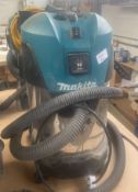 1 x MAKITA Vc3011 Wet/Dry Dust Extractor Vacuum For Cleaning Or For Site Use - 240V - With Hose -