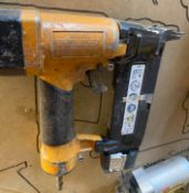 1 x BOSTITCH Sb1850Bn Air Powered Brad Nail Gun For 15-50mm - Original Price £140.00 - Ref: GMS078 -