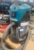 1 x MAKITA Vc3011 Wet/Dry Dust Extractor Vacuum For Cleaning Or For Site Use - 240V - With Hose -