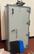 1 x Upright Chubb Safe With Key - CL417 - Location: London SE20 Collection Details:Collection