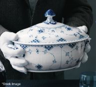 1 x ROYAL COPENHAGEN 'Blue Fluted Half Lace' Luxury Porcelain Tureen with Lid, Capacity: 2000ml -