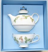 1 x WEDGWOOD 'Wild Strawberry Tea For One' Fine Bone China Teapot and Cup Set, Featuring 22-Karat