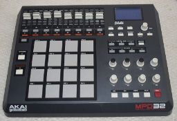 1 x AKAI Professional MPD32 USB/Midi MPC Pad Controller, Musicians and DJs