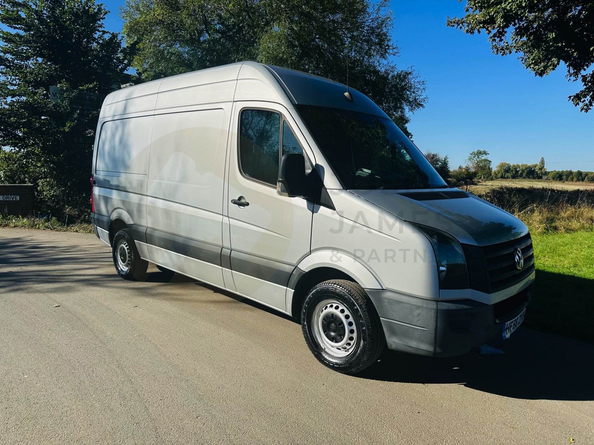 VOLKSWAGEN CRAFTER CR35 *MWB HI-ROOF* (2017 - EURO 6) 2.0 TDI BMT - 140 BHP - 6 SPEED - Image 2 of 38
