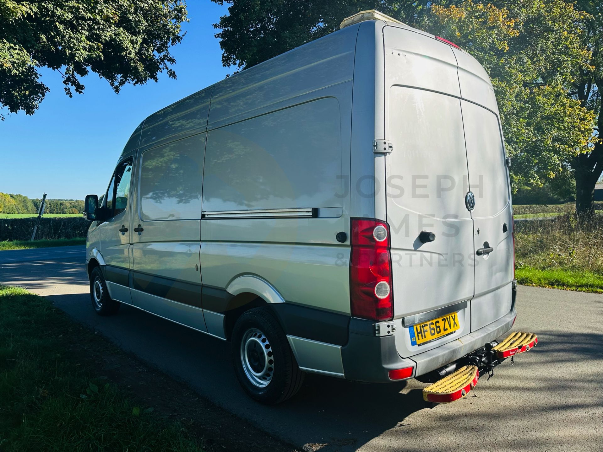 VOLKSWAGEN CRAFTER CR35 *MWB HI-ROOF* (2017 - EURO 6) 2.0 TDI BMT - 140 BHP - 6 SPEED - Image 9 of 38