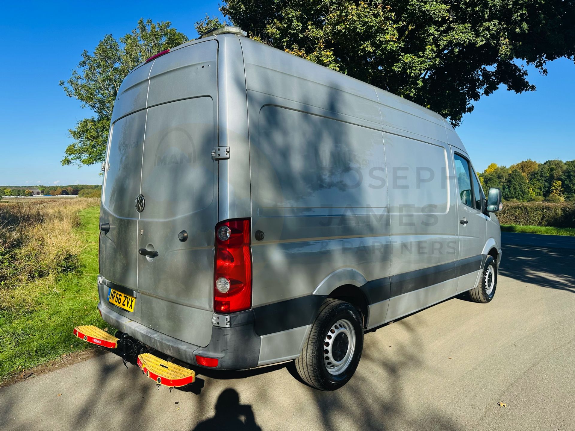 VOLKSWAGEN CRAFTER CR35 *MWB HI-ROOF* (2017 - EURO 6) 2.0 TDI BMT - 140 BHP - 6 SPEED - Image 11 of 38