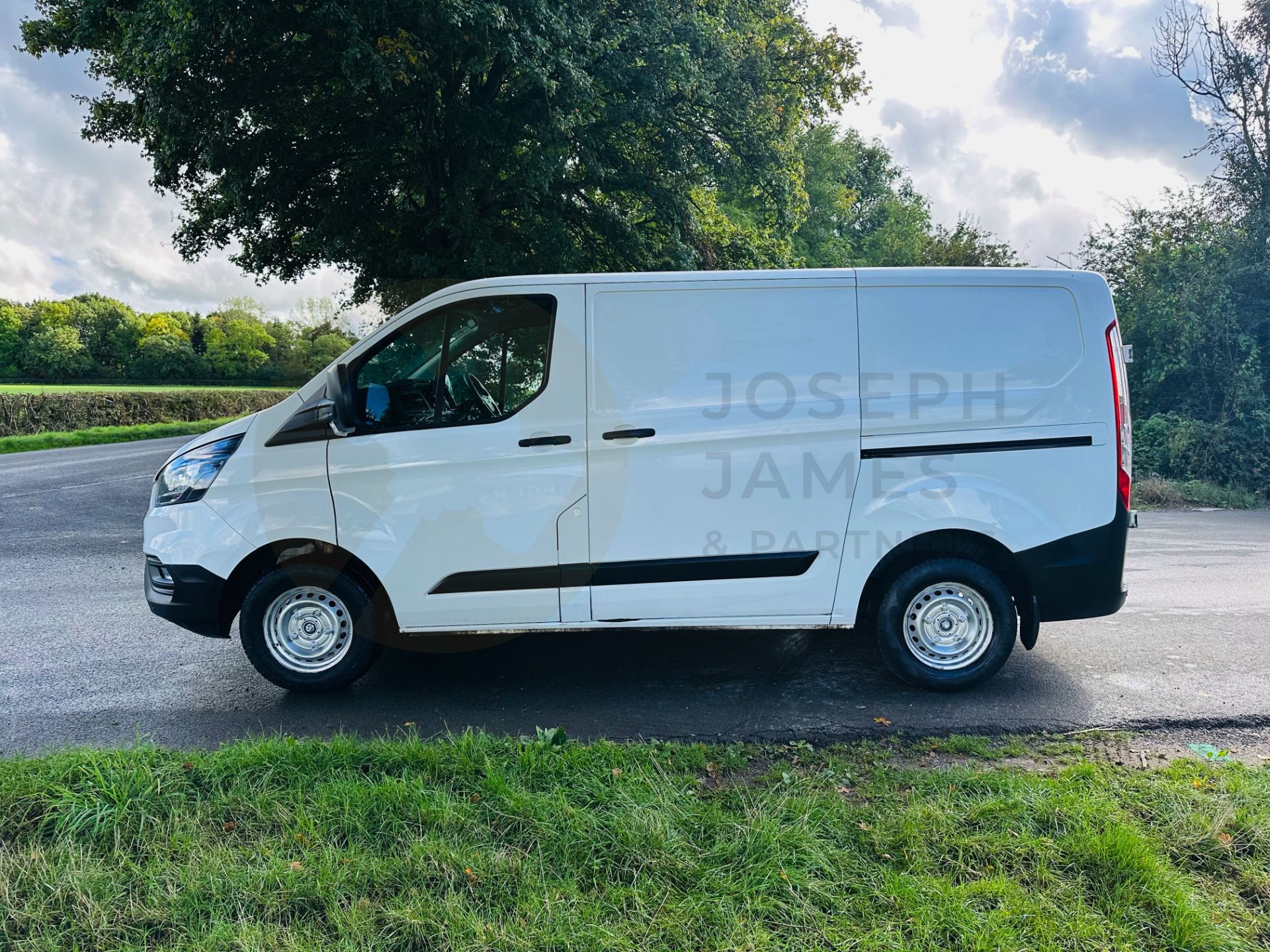 (ON SALE) FORD TRANSIT CUSTOM 300 *LEADER* SWB - PANEL VAN (2021 - EURO 6) 2.0 TDCI 'ECO-BLUE' - Image 6 of 29