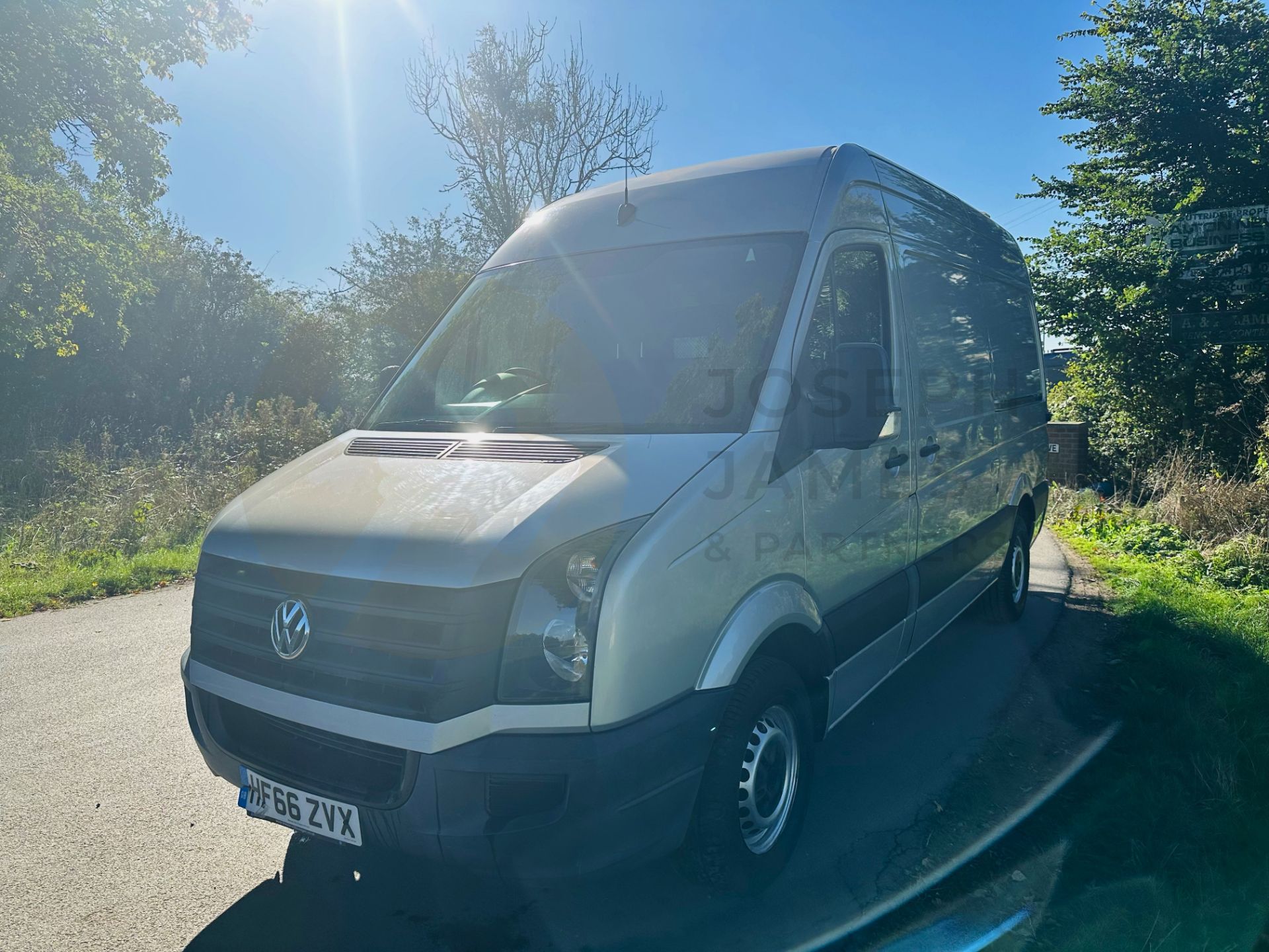 VOLKSWAGEN CRAFTER CR35 *MWB HI-ROOF* (2017 - EURO 6) 2.0 TDI BMT - 140 BHP - 6 SPEED - Image 5 of 38