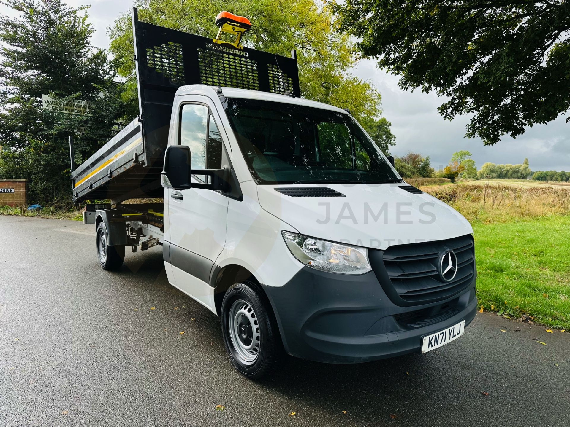 MERCEDES SPRINTER 315CDI *TIPPER TRUCK* 2022 MODEL - 1 OWNER - 3500KG GROSS - ONLY 50K MILES -EURO 6 - Image 2 of 26