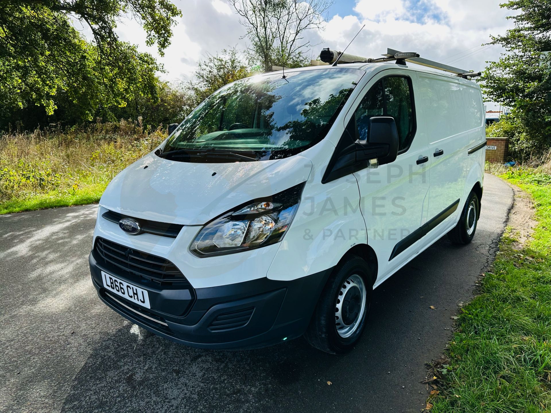 FORD TRANSIT CUSTOM 310 2.0TDCI (2017 MODEL) - START /STOP - ONLY 49K MILES - 1 OWNER - EURO 6 - Image 4 of 29