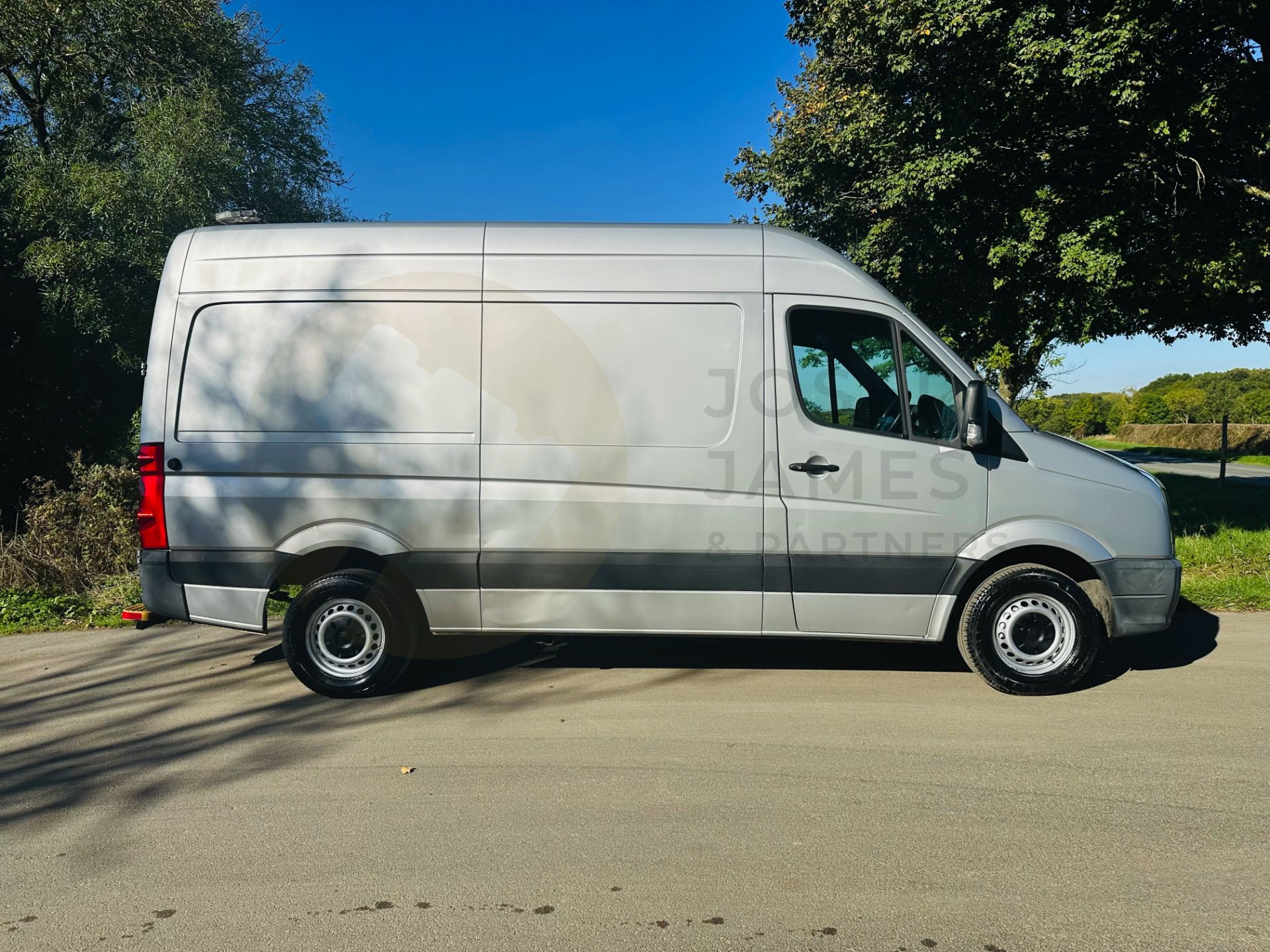 VOLKSWAGEN CRAFTER CR35 *MWB HI-ROOF* (2017 - EURO 6) 2.0 TDI BMT - 140 BHP - 6 SPEED - Image 12 of 38