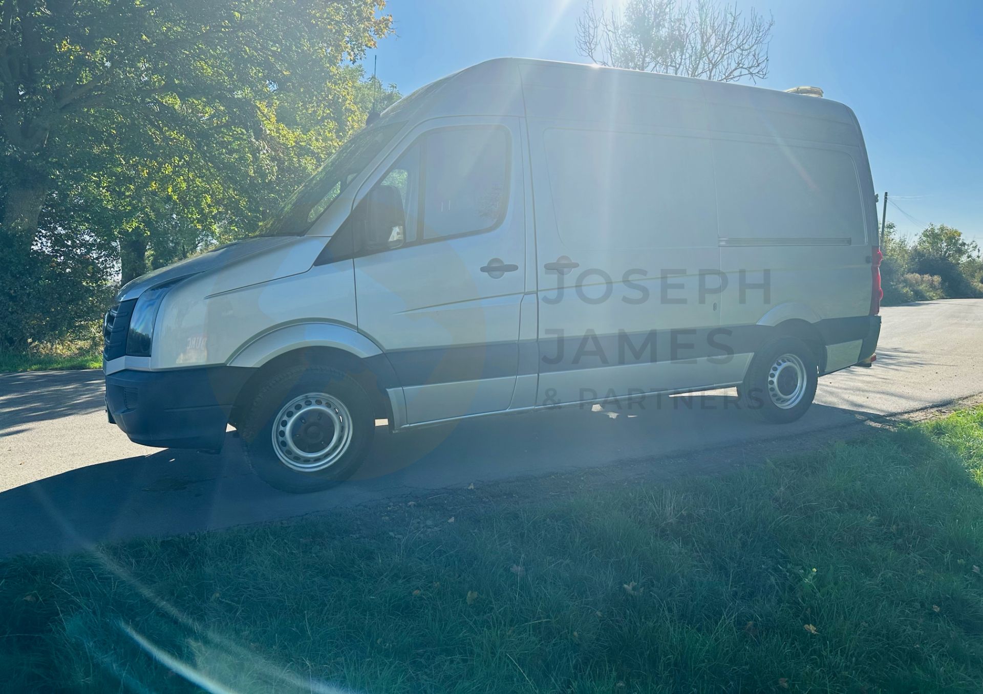 VOLKSWAGEN CRAFTER CR35 *MWB HI-ROOF* (2017 - EURO 6) 2.0 TDI BMT - 140 BHP - 6 SPEED - Image 7 of 38