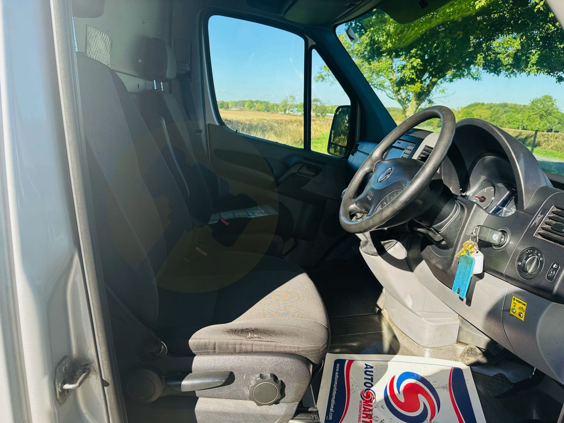 VOLKSWAGEN CRAFTER CR35 *MWB HI-ROOF* (2017 - EURO 6) 2.0 TDI BMT - 140 BHP - 6 SPEED - Image 25 of 38