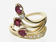 Ring: ausgefallener Designer-Goldschmiedering mit Rubinen und Brillanten