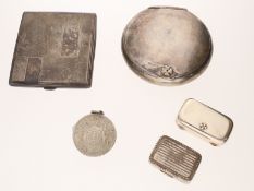 Konvolut aus Silberdosen/Etuis, Jahrgangslöffel, Anstecknadeln, Manschettenknopf sowie goldene Nadel
