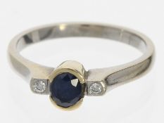 Ring: weißgoldener Saphir/Brillant-Goldschmiedering