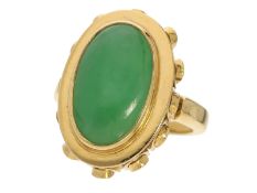 Ring: solider antiker Goldschmiedering mit einem Jade-Cabochon