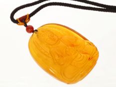 Sehr schöner geschnittener Bernstein "Buddha" am Stoffband
