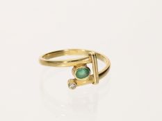 Ring: fein gearbeiteter Designer-Goldschmiedering mit Smaragd und Brillantbesatz