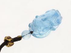 Großer figürlicher Aquamarin am Stoffband ca. 67ct
