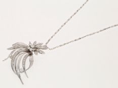 Kette/Collier: sehr attraktiver Brillant/Diamant-Blütenanhänger mit goldener Kette, 18K Weißgold