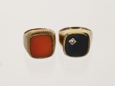 Ring: 2 goldene vintage Herrenringe mit Karneol sowie Onyx und einem farblosen Stein