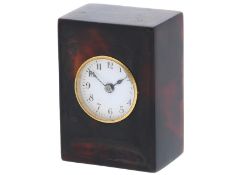 Tischuhr/Reiseuhr: Miniatur-Uhr mit Schildpattgehäuse, vermutlich Frankreich um 1900