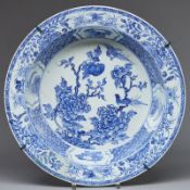 Große Schüssel mit Päoniendekor, China.