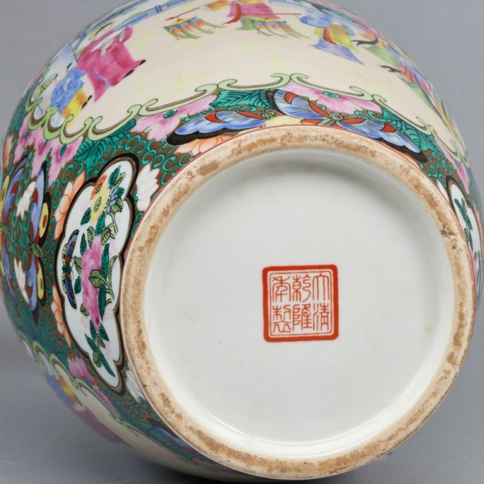 Vase mit dem Hofdamen-Motiv und floralem Dekor, China. Qing Dynastie - Bild 3 aus 3