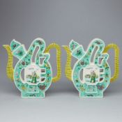 Zwei Famille verte Teekannen / Weindekanter, China, 20. Jahrhundert