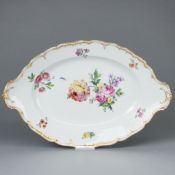 Große, ovale Platte - Neuglatt: Blumen mit Insekten. KPM, Berlin um 1800.