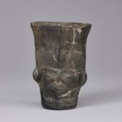 Figürliches Tongefäß