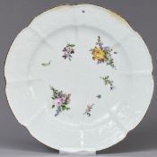 Teller mit Vergißmeinnichtrelief und natürlichen Blumen. Meissen, um 1760/1762.