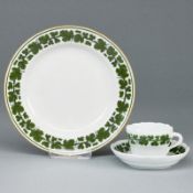 Teller mit Goldrand und Mokkatasse mit Untertasse - Weinlaub. Meissen nach 1974 und 1924-1934.