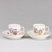 2 hohe Tassen und 2 Untertassen - Schuppenrelief: Streublumen. Ludwigsburg, um 1775.